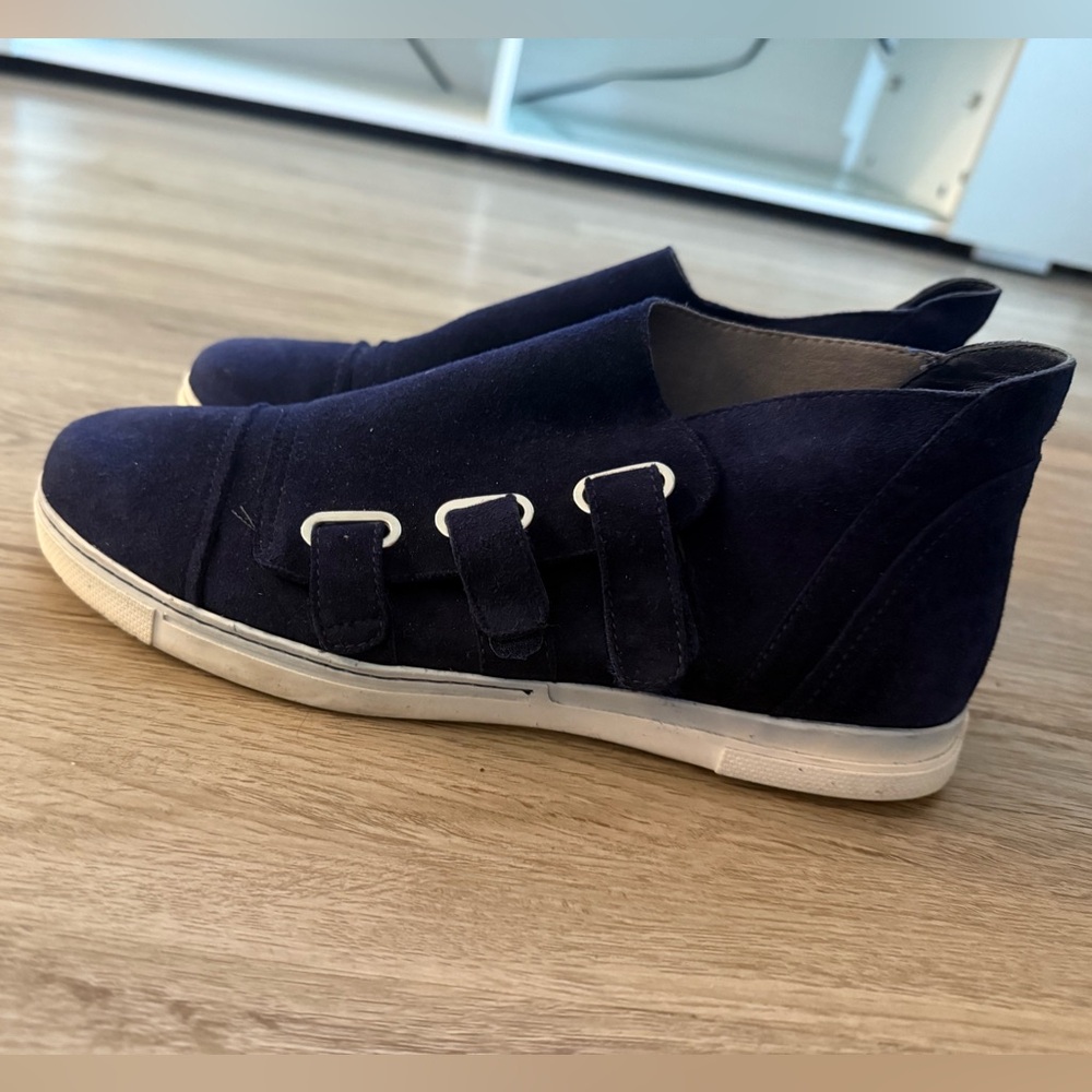 Navy blue women high top suede sneakers. Size 8.